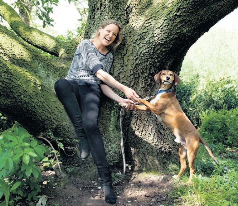 Renee Kelder met hond Flip: 'Hij gaf me voor het eerst een soort verantwoordelijkheidsgevoel.' Beeld Maartje Geels