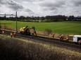 Een dronefoto van medewerkers van ProRail aan het werk op het spoor in Esch.