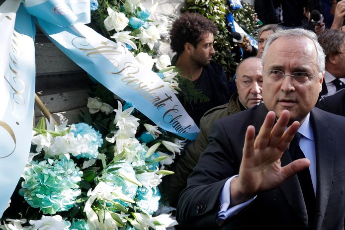 Lazio-voorzitter Claudio Lotito legt bloemen neer aan een synagoge in Rome na de gebeurtenissen van afgelopen weekend.