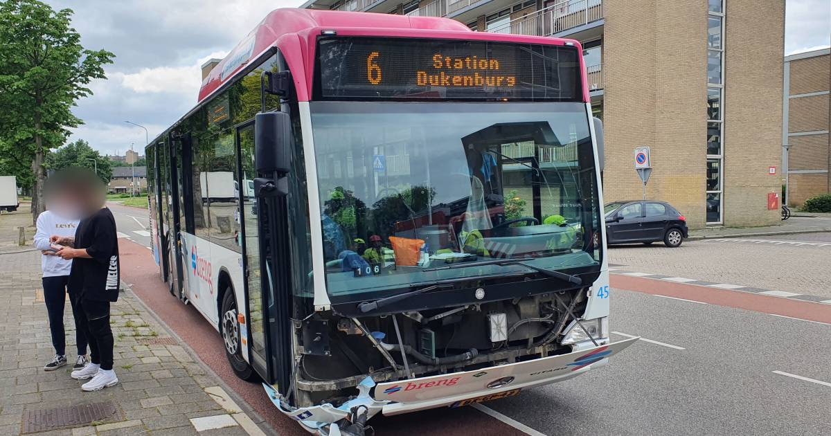 Alweer een botsing tussen een auto en een stadsbus in Nijmegen.
