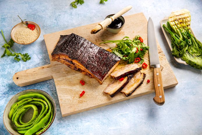 Aziatisch gepekeld buikspek van de barbecue.