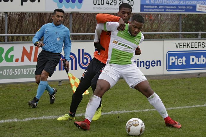 Patrick Drakpe van Smitshoek duelleert met Demi Gosepa.