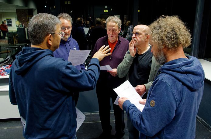 De leden van het Boxtelse BOXtheater repeteren in het Jacob-Roelandslyceum in Boxtel.