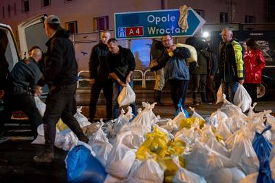 Everything to prevent a dike breach: 2,000 residents of a Polish town work all night – Body of famous surgeon found