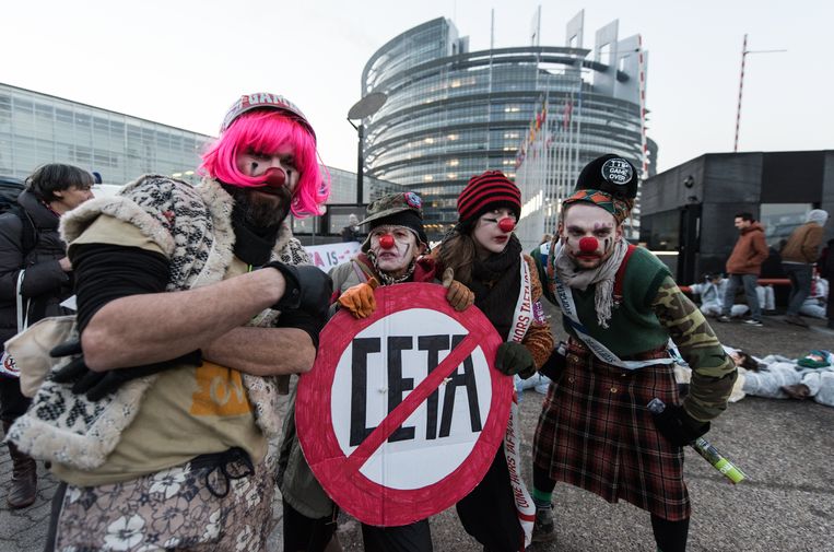 Demonstranten voor het Europees Parlement in Straatsburg tijdens Ceta-onderhandelingen.  Beeld EPA
