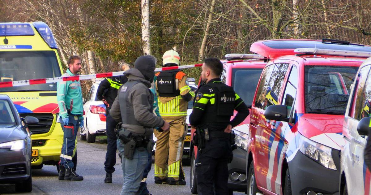 Agenten naar ziekenhuis na vondst drugslab in Overdinkel, 'behoorlijk aantal' aanhoudingen