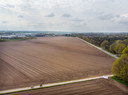 De locatie van de landbouwgrond langs de Autoweg bij Remmerden waar mogelijk een zonnepark komt.