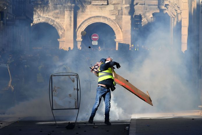 Bij de protesten in Nîmes werd traangas ingezet.