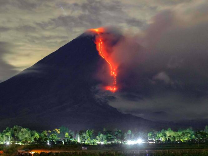 Vulkaan barst uit op Java en spuwt as kilometers de lucht in