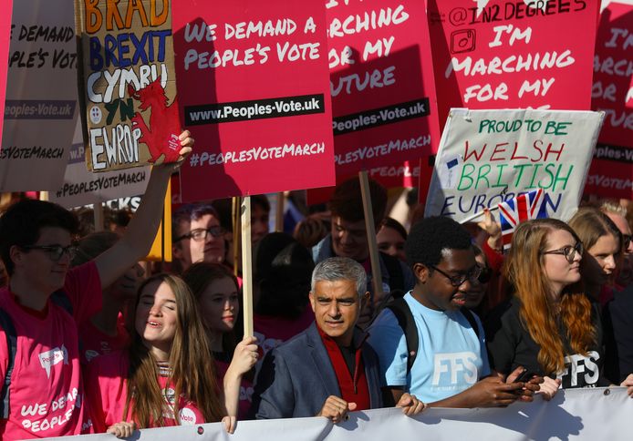 De Londense burgemeester Sadiq Khan (midden) sprak de menigte toe en liep mee in de betoging.