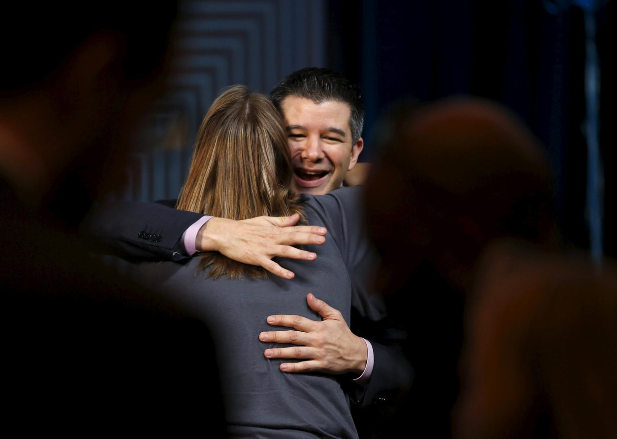 Travis Kalanick omhelst een taxi-chauffeur tijdens een bijeenkomst voor werknemers van Uber om het 5-jarig bestaan van de taxidienst te vieren. Beeld reuters