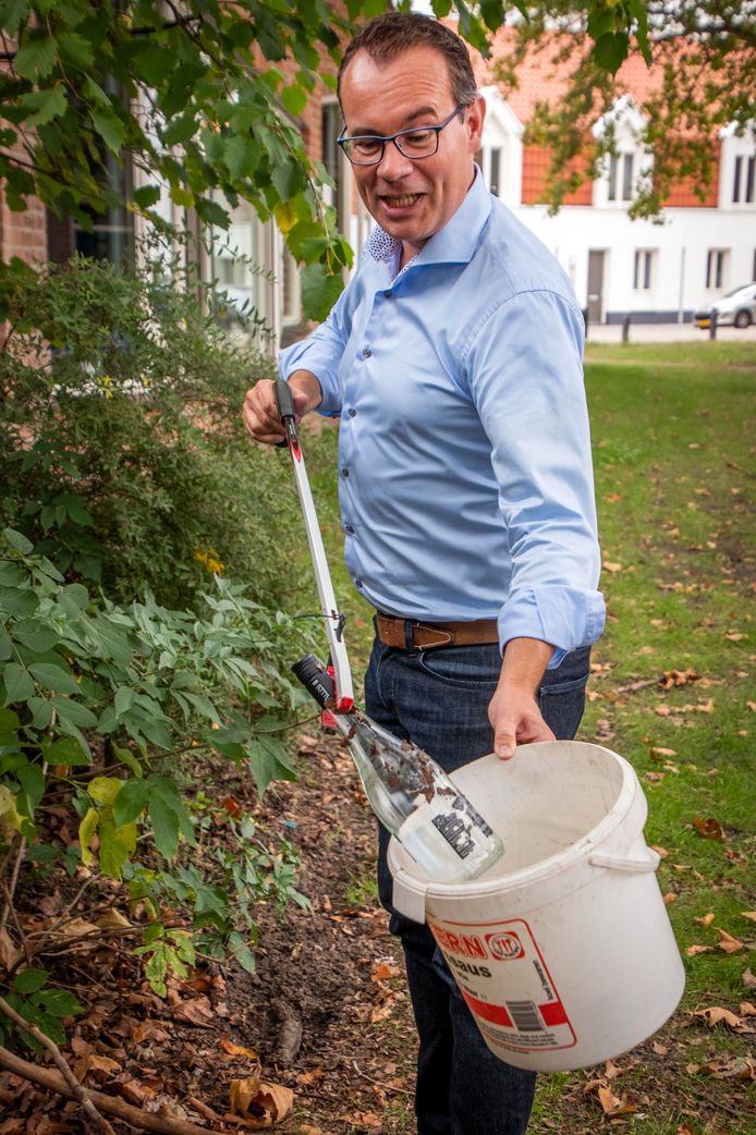 Tweemaal in de week ruimt Mario Jacobs afval in zijn eigen buurt op. ,,Wat mij verbaast is dat ik áltijd rotzooi opruim. En de dag erna ligt er alweer troep. Twee of drie jaar geleden toen hoefde ik dat niet zo vaak te doen als nu.”