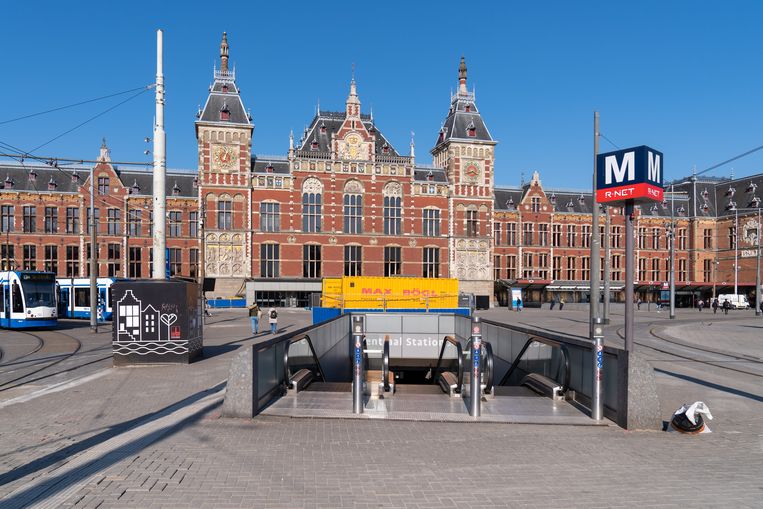 Het Centraal Station in Amsterdam ligt er verlaten bij, de coronacrisis is een grote klap voor de vervoersbranche.  Beeld Helene Wiesenhaan / BSR
