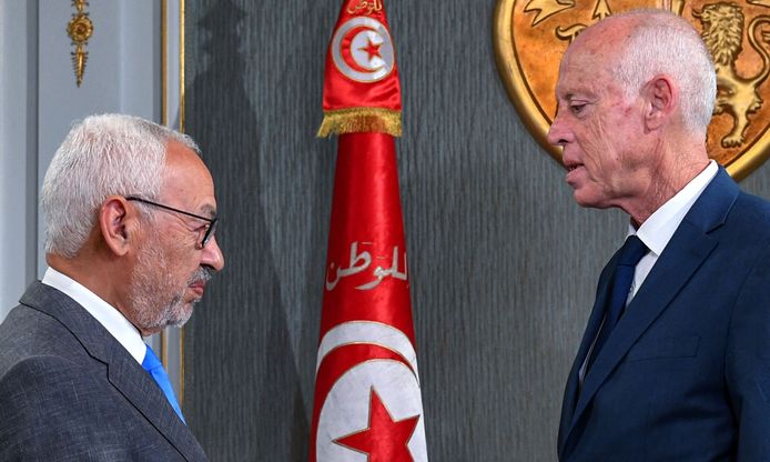 Le président tunisien Kais Saied (à droite) et le leader du parti Ennahdha et président du Parlement Rached Ghannouchi