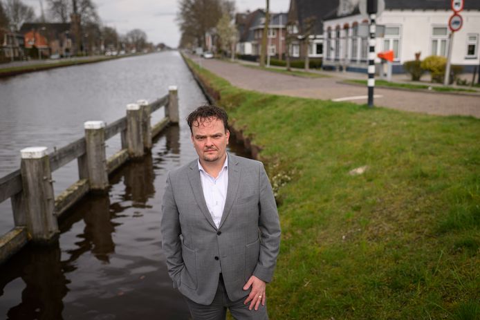Wethouder Arjan Hof bij  kanaal Almelo - De Haandrik bij de Puntbrug.