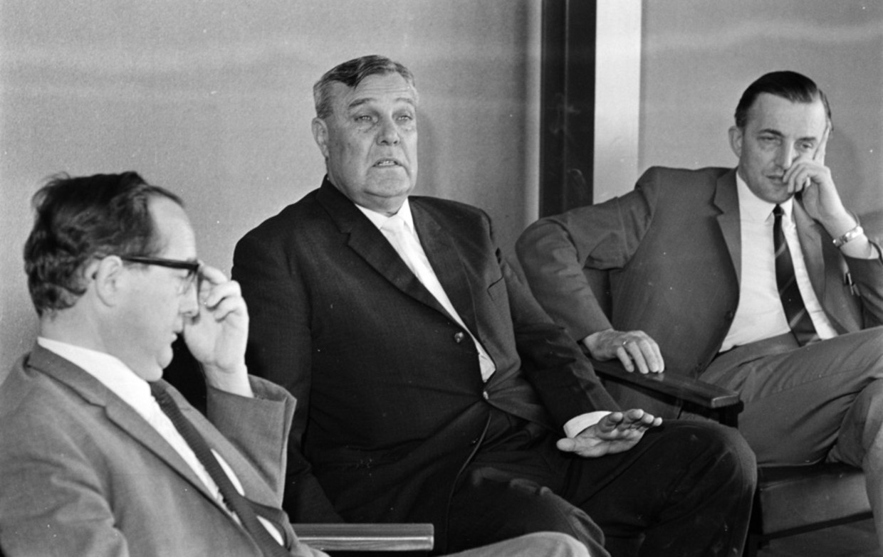1968: De broer (m) van toenmalig premier John Vorster ontmoet in Lunteren vertegenwoordigers van de Gereformeerde Kerken en de Gereformeerd Oeucumenische Synode. Beeld anp