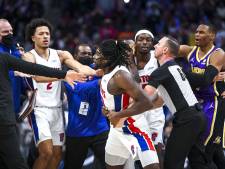 Rapen gaar in NBA: LeBron James slaat tegenstander neer