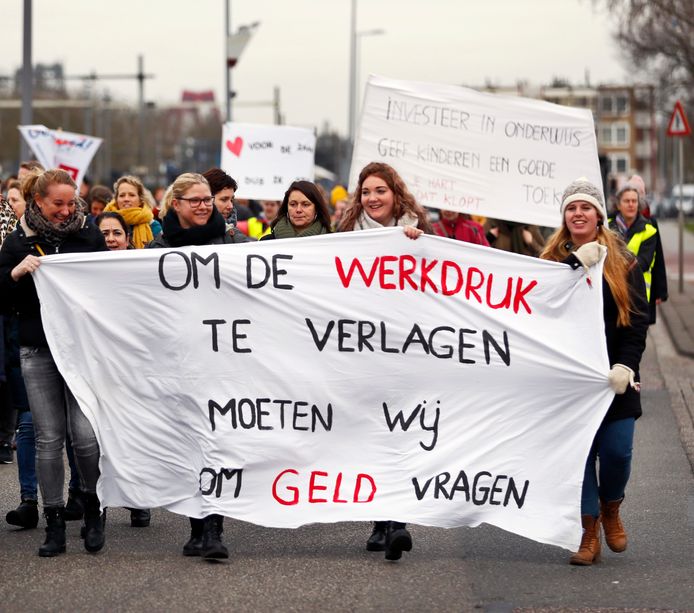 Demonstrerende leraren lopen richting de Kuip.