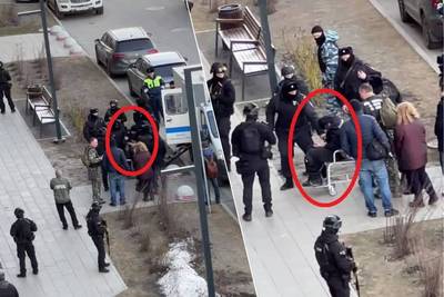 KIJK. Beelden tonen hoe verdachte van aanslag in Moskou hardhandig en half dood naar reconstructie wordt gesleept
