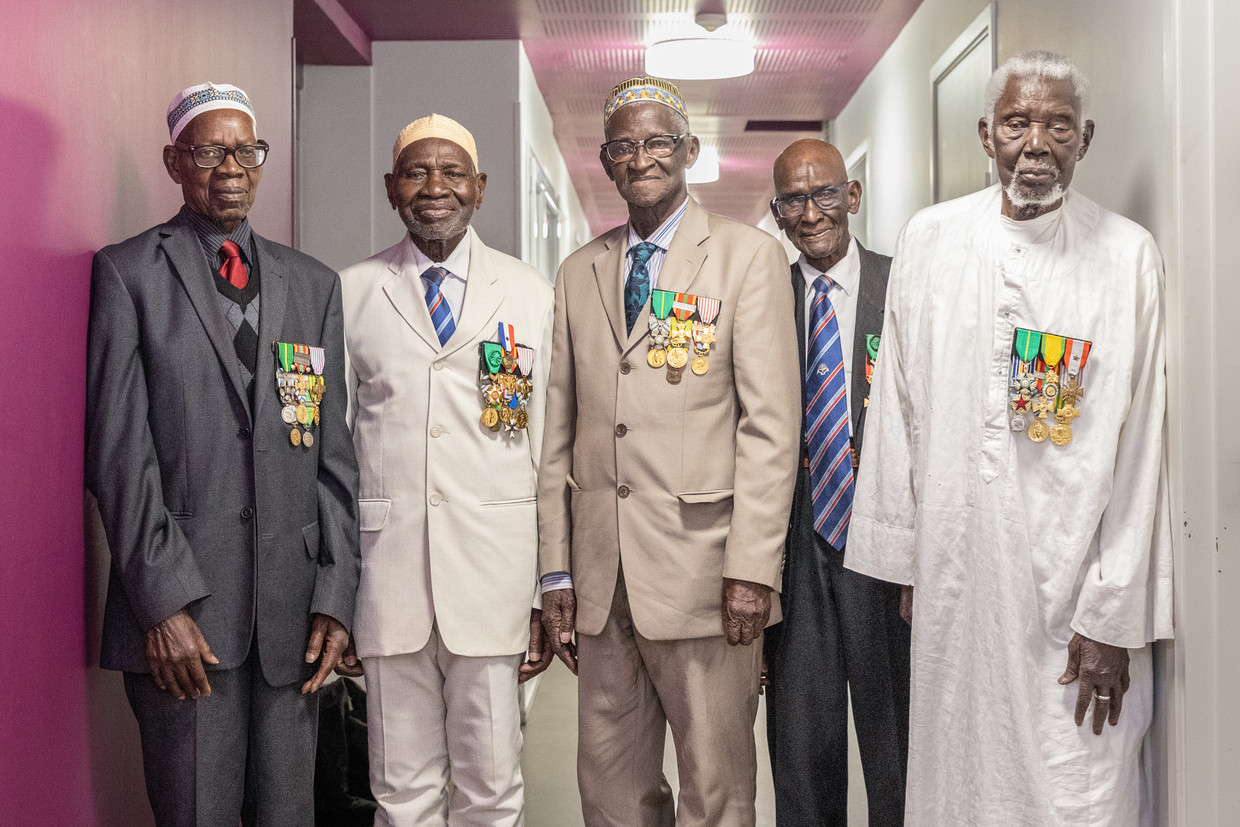 (V.l.n.r.) De tirailleurs sénégalais Oumar Diemé (90), Ousmane Sagna (91), Guorgui M’Bodji (91), Yoro Diao (94) en Mor Diop (92). Beeld Elisa Maenhout