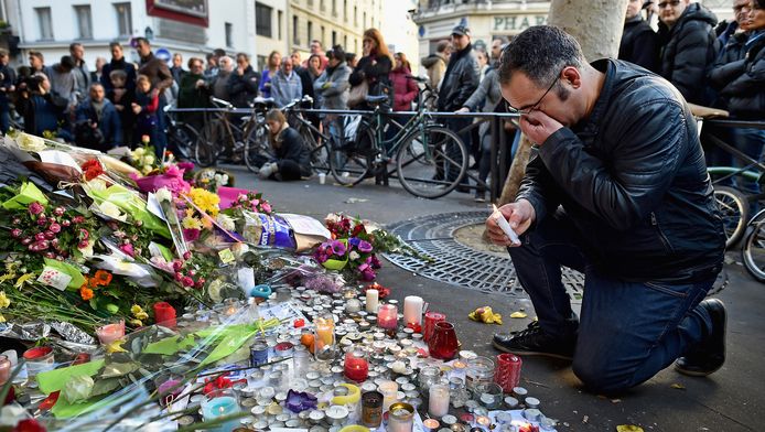 Nombreuses marques de soutien devant le restaurant "La Belle Equipe", à Paris.