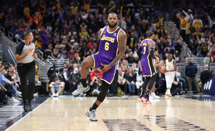LeBron James viert een driepunter in de slotfase tegen de Indiana Pacers met het zogenoemde 'Big Balls'-dansje. Het komt de ster van de Los Angeles Lakers op 15.000 dollar boete te staan.