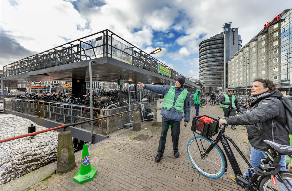 De Fietsflat bij station Amsterdam Centraal. Tot 24 februari kunnen eigenaars hun fiets nog ophalen uit de Fietsflat van 7.00 tot 19.00 uur.  Beeld Jean-Pierre Jans