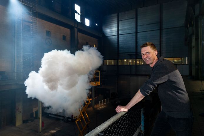 In de Elektriciteits Fabriek is een proefopstelling gemaakt door Berndnaut Smilde die wolken door de ruimte laat zweven.
