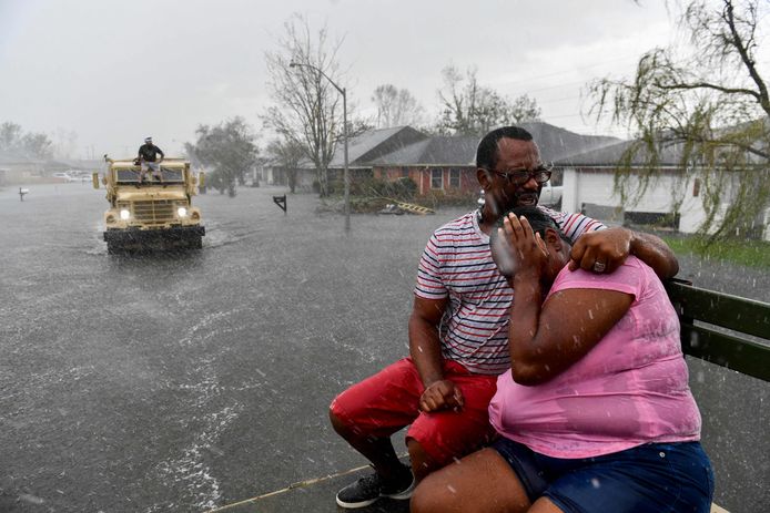 Mensen worden overvallen door de regen terwijl ze in hun ondergelopen buurt wachten om geëvacueerd te worden in Louisiana na doortocht van orkaan Ida.