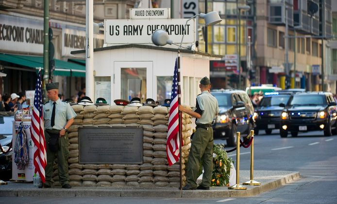 De Amerikaanse en Sovjetsoldaten die bij Checkpoint Charlie staan, zijn daar niet langer welkom.