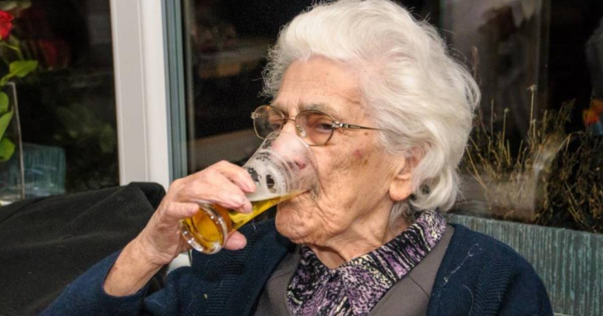2 дня пила пиво. Пьющая бабка. Пьющий долгожитель. Болгарская бабушка. Бабуля пьет пиво.