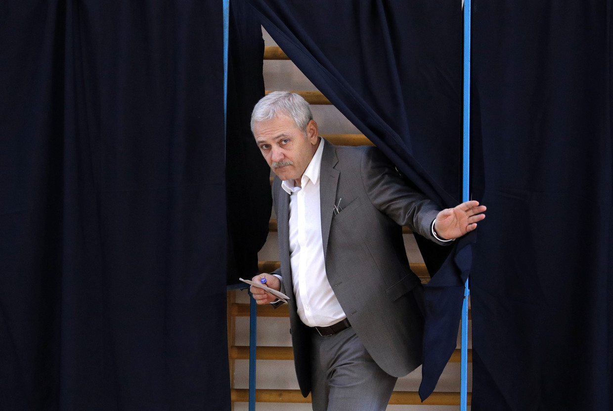 Liviu Dragnea, partijleider van de regerende Sociaaldemocratische Partij, verlaat een stemhokje in Boekarest bij het referendum over de definitie van het huwelijk. Beeld EPA