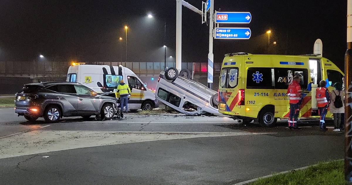 Auto belandt op zijn kop na aanrijding bij oprit A59 in Heesch.