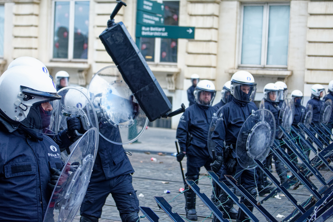 Des policiers lors d'une manifestation à Bruxelles.