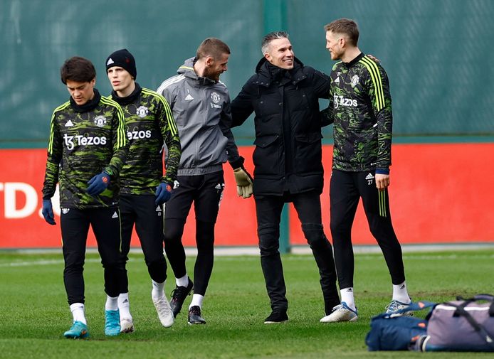 Robin van Persie begroet David de Gea en Wout Weghorst.