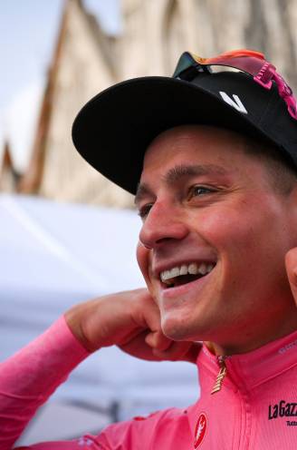Mathieu van der Poel amuseert zich kostelijk in z’n eerste Giro-week, maar blijft realistisch: “Dinsdag ben ik de trui kwijt”