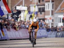 Weergaloze Van Dijk wereldkampioen tijdrijden, brons voor Van Vleuten 