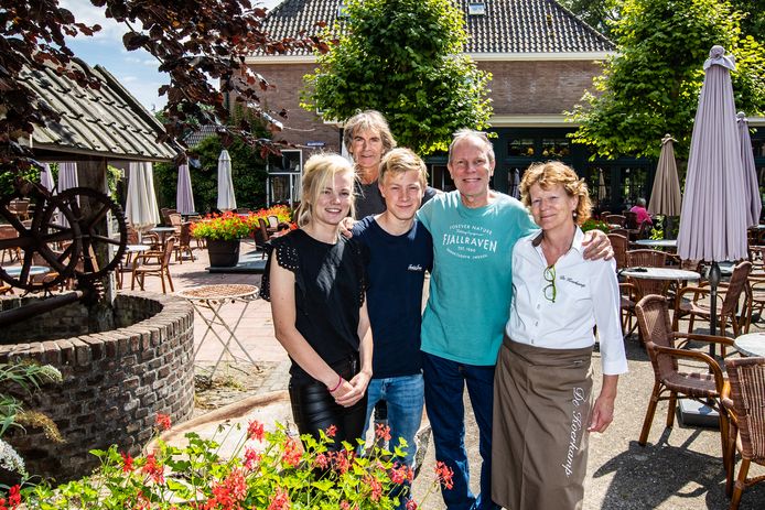 Freddie (groen shirt) en Anita (witte blouse) runnen al tientallen jaren restaurant De Koerkamp in Lettele. Freddies broer en hun twee kinderen helpen graag met ze mee.