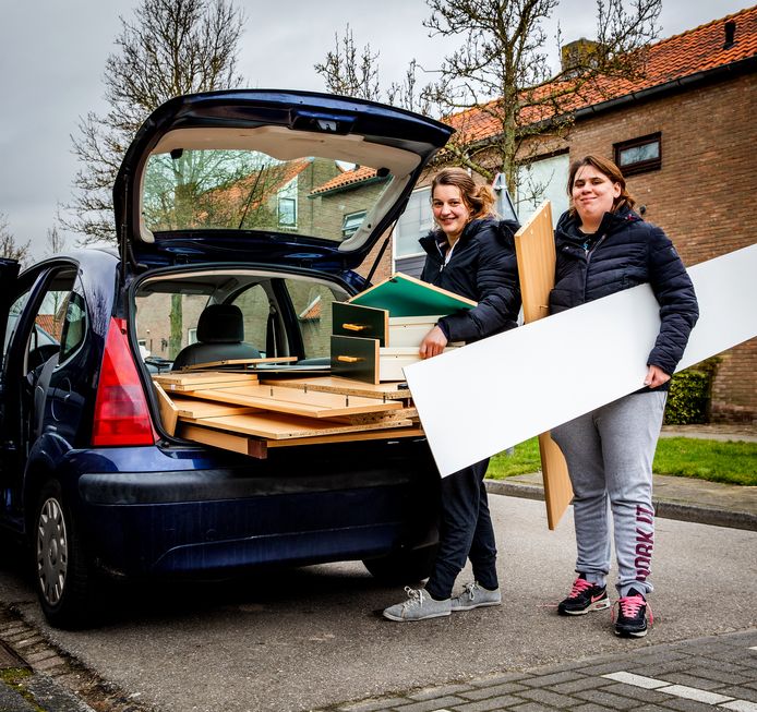 Claudia Vernimmen en Rosanne Westerweel uit Spijkenisse halen een tweedehands bedkast op in Goudswaard. ,,Mijn zoon denkt dat hij Bob de Bouwer is, vindt het leuk om dingen te slopen.”