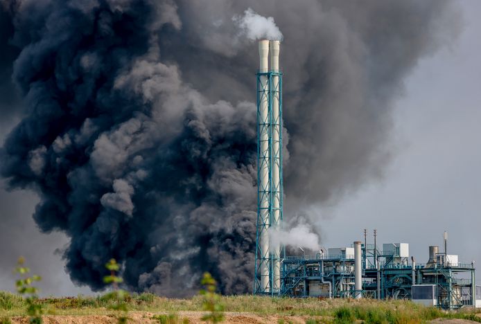 Een donkere rookpluim boven een industrieterrein in het Duitse Leverkusen, waar ook chemieconcern Bayer is gevestigd.