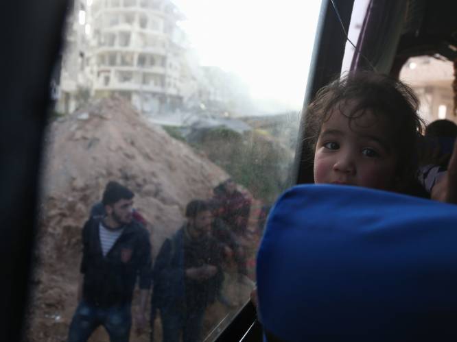 Ruim 6.000 burgers en rebellen verlaten Oost-Ghouta in konvooi