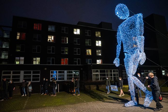 Grote Willi bracht een ode aan de zorg aan het wzc Vesalius in Brasschaat.