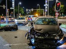 Auto schept bezorgscooter op kruispunt 