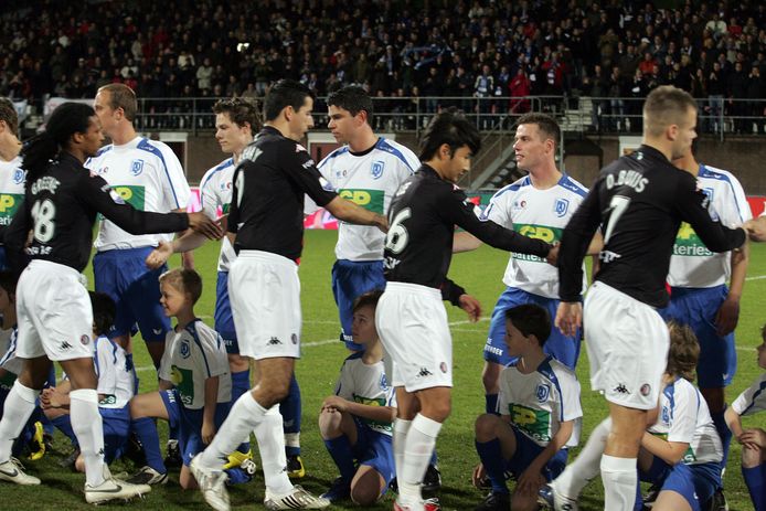 Tien jaar geleden was het - zonder combiticket - volle bak op De Braak, toen SV Deurne het Feyenoord van Roy Makaay  (midden) ontving in de strijd om de KNVB-beker. Archieffoto Van de Meulenhof