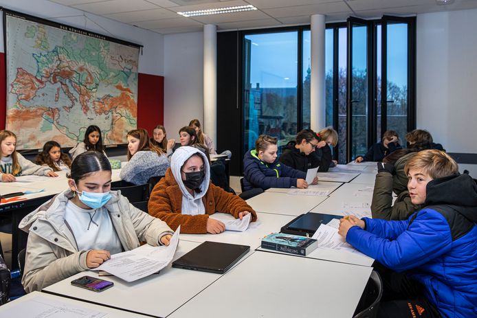 Tijdens de lessen op het Metis Montessori in Amsterdam staan de ramen open ter ventilatie, vanwege de kou houden de kinderen hun jassen aan.