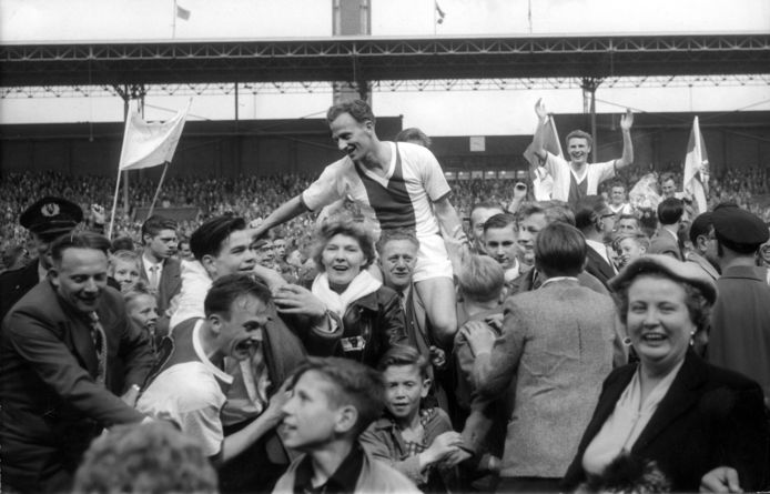 Loek den Edel (achter, de armen in de lucht) nadat Ajax in 1957 de landstitel heeft gepakt.