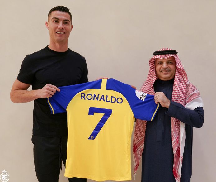 Ronaldo poseert met het shirt van z'n nieuwe club.