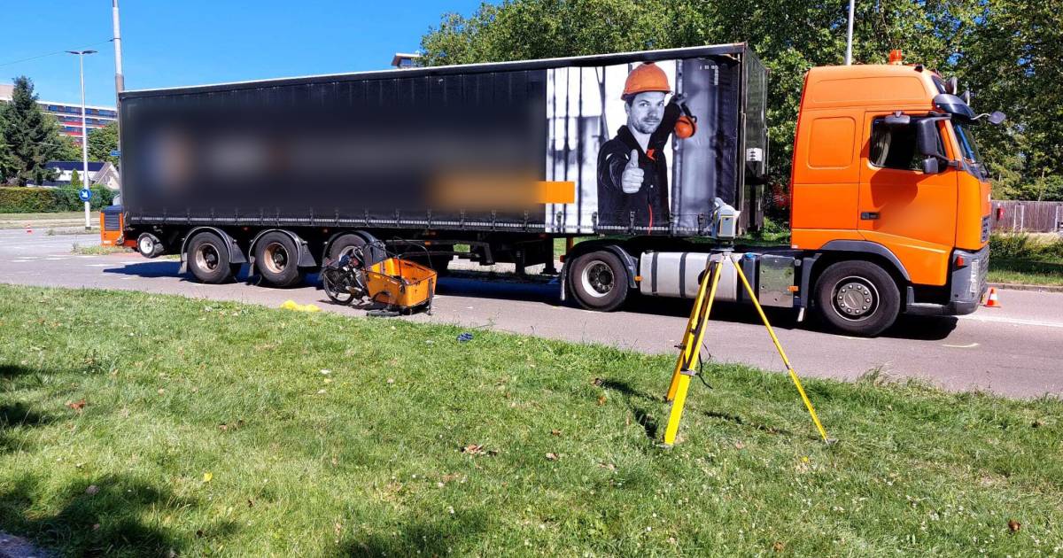 Vrouw met kind in bakfiets door vrachtwagen aangereden en meters meegesleurd.