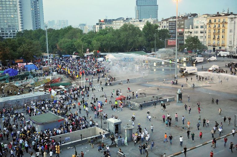 De oproerpolitie gebruikte traangas en een waterkanon om demonstranten bij het Gezi-park op 15 juni, 2013 uiteen te drijven. Beeld ANP