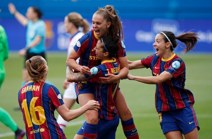 Lieke Martens wordt opgetild door een ploeggenote na één van haar doelpunten.